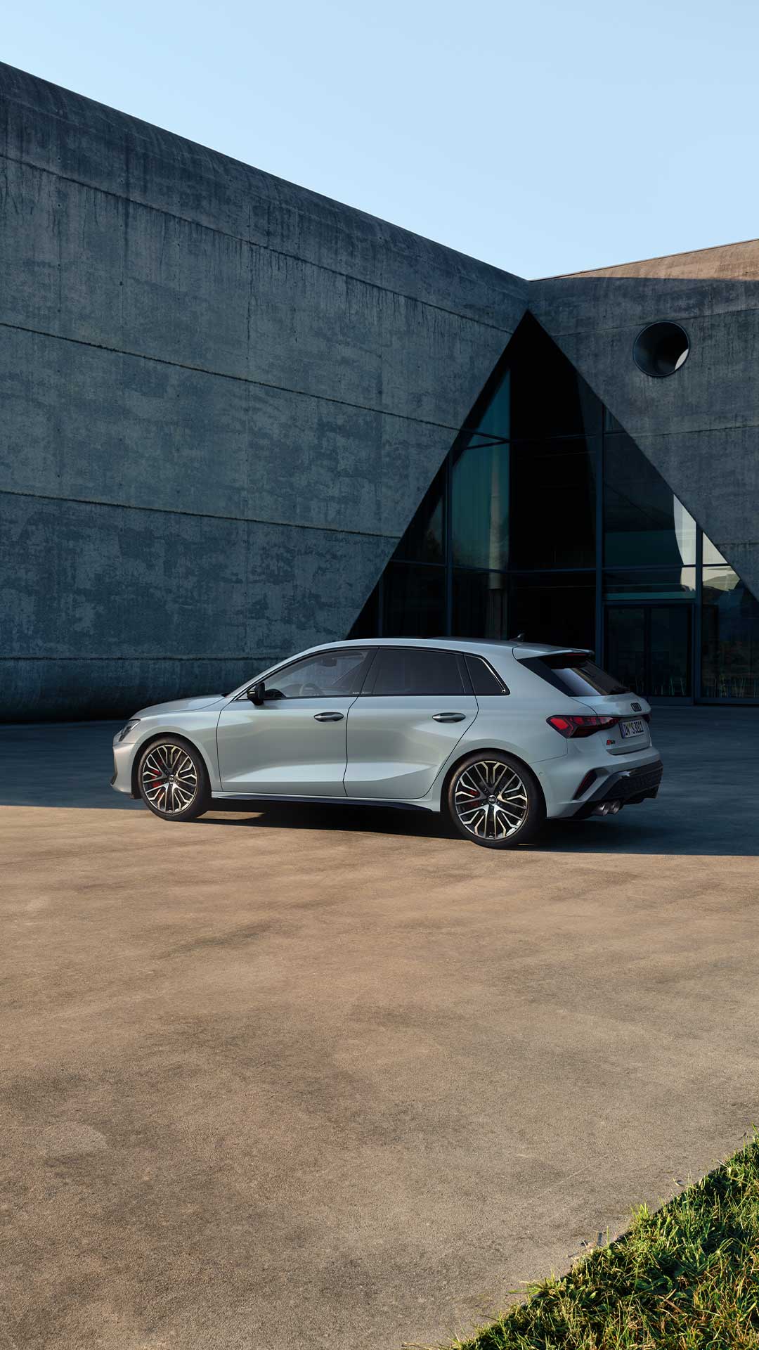 Foto de un Audi S3 Sportback con pintura Audi exclusive Gris Daytona mate con efecto Polar. 