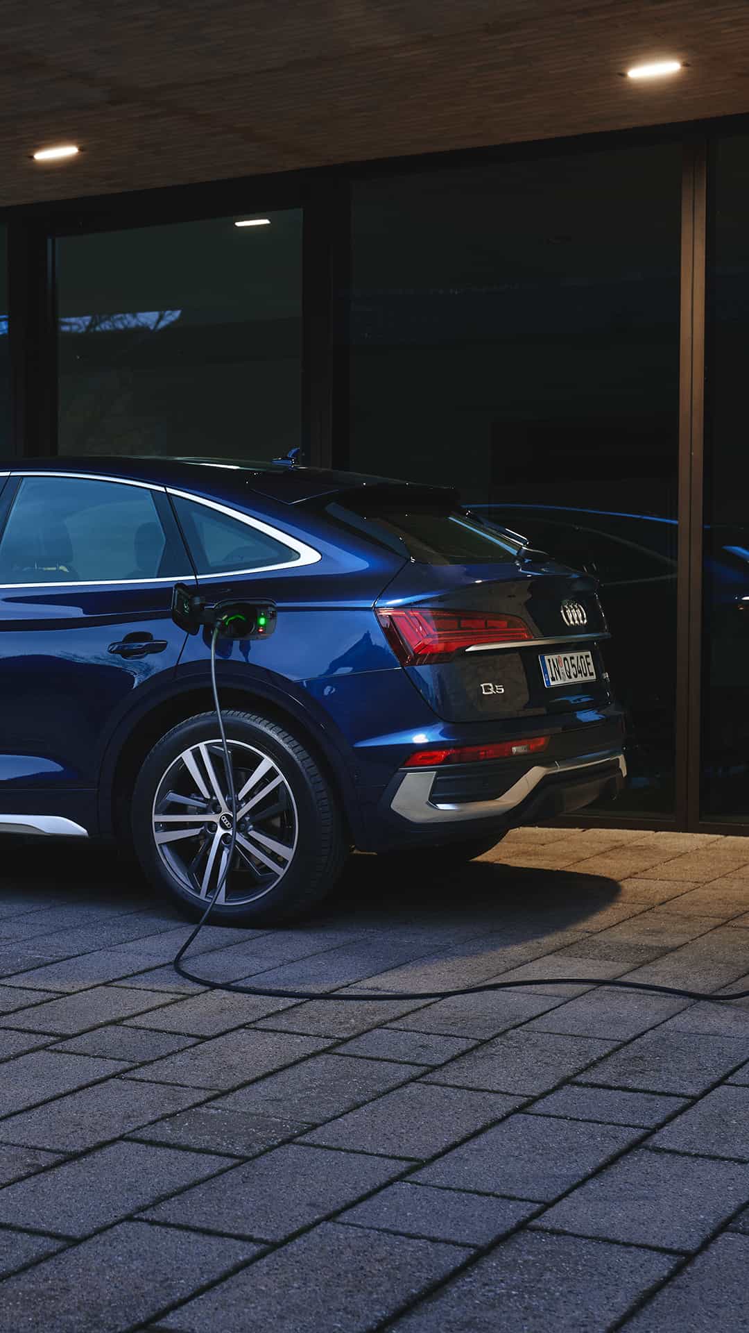 Side view Audi Q5 TFSI e