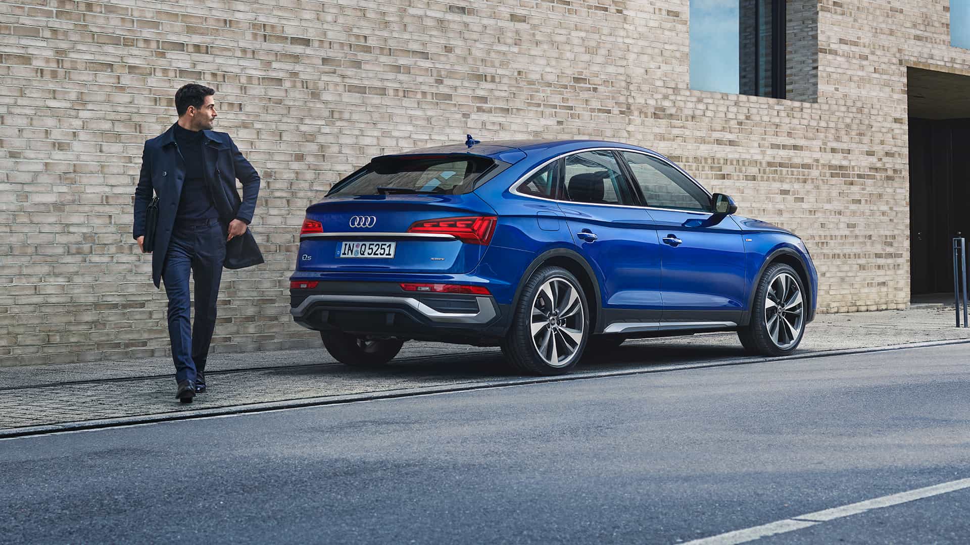Frontal side view Audi Q5