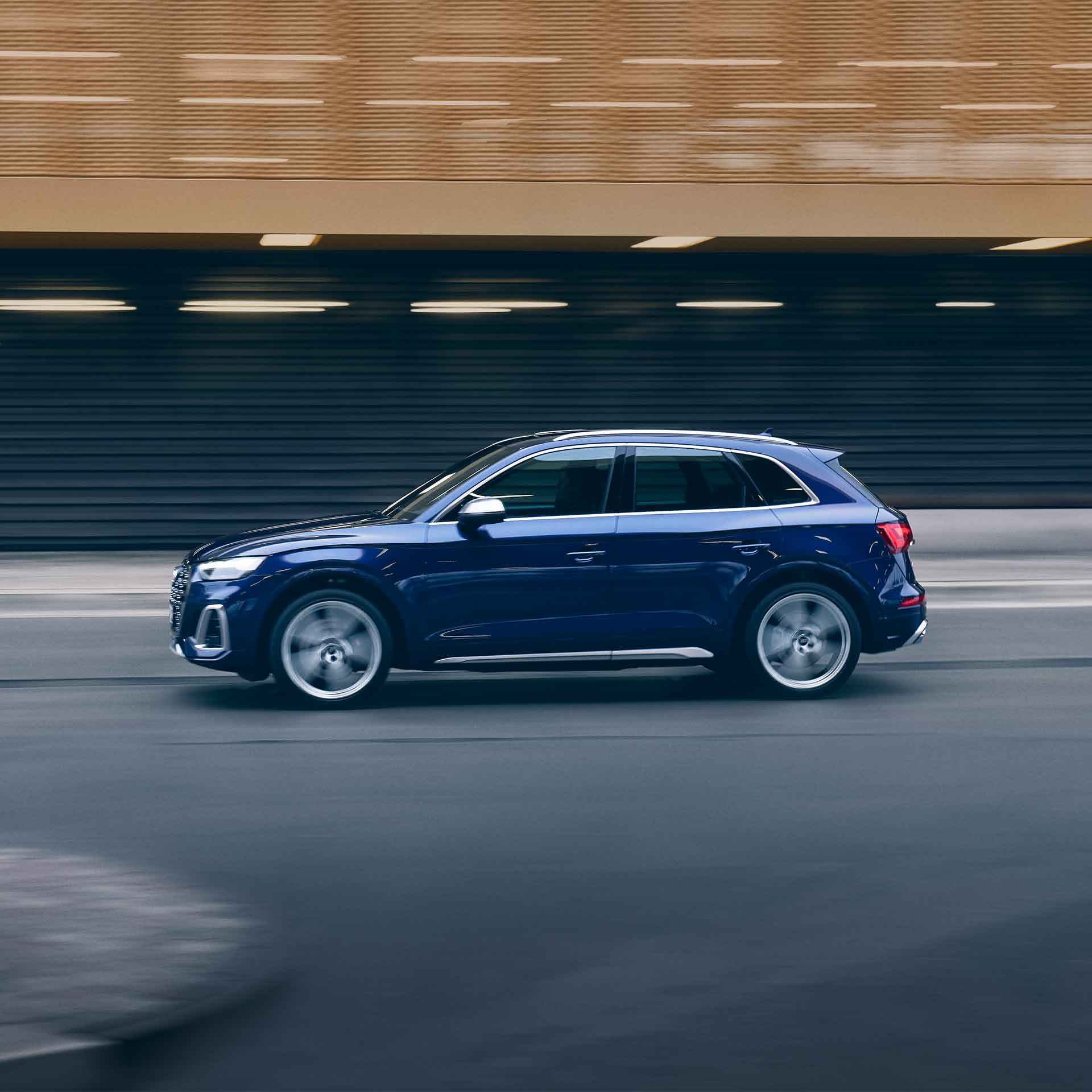 Foto del lateral de un Audi SQ5 TDI con tracción quattro. 