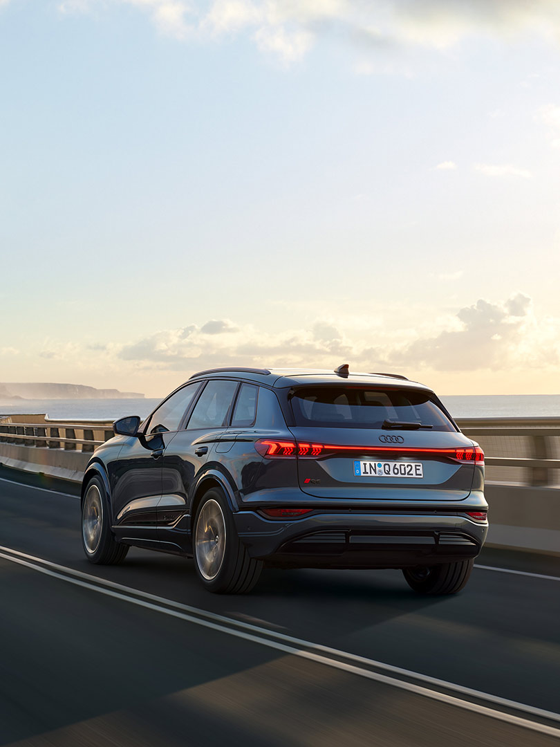 Foto de la carga del SUV eléctrico Audi Q6 e-tron. 