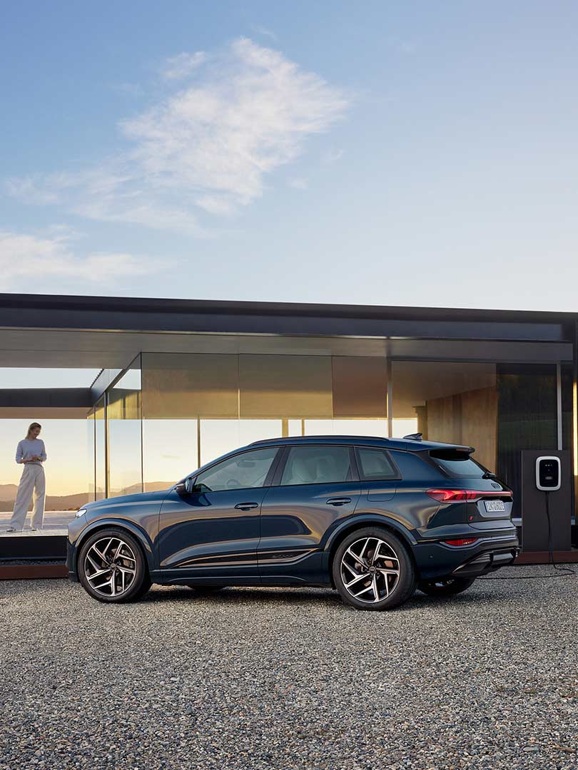 Foto del sistema de carga en casa del SUV eléctrico Audi Q6 e-tron. 