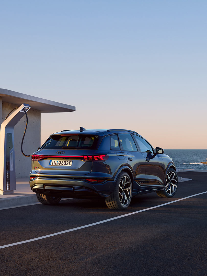 Foto del sistema de carga en casa del SUV eléctrico Audi Q6 e-tron. 
