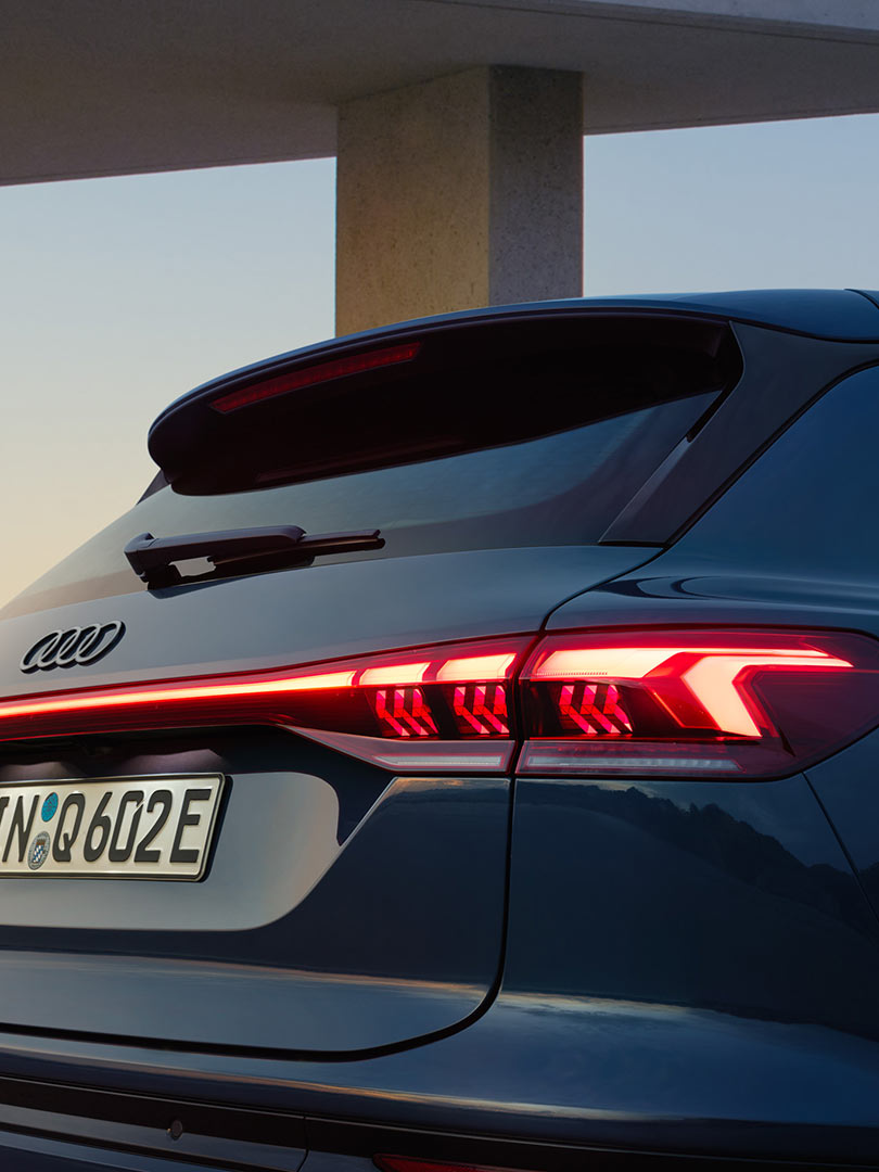 Foto de la iluminación del SUV eléctrico Audi Q6 e-tron. 