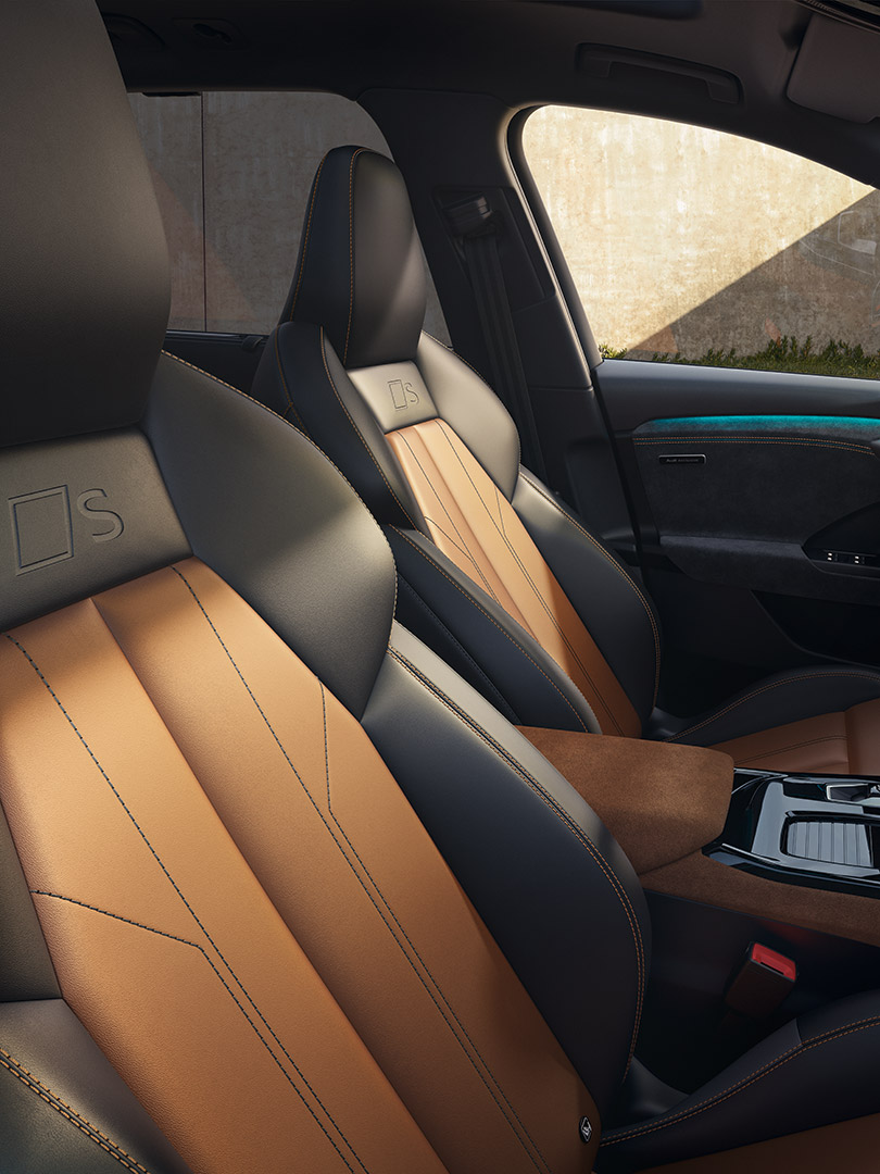 Foto del interior en cuero Coñac Audi exclusive en un Audi Q6 e-tron. 