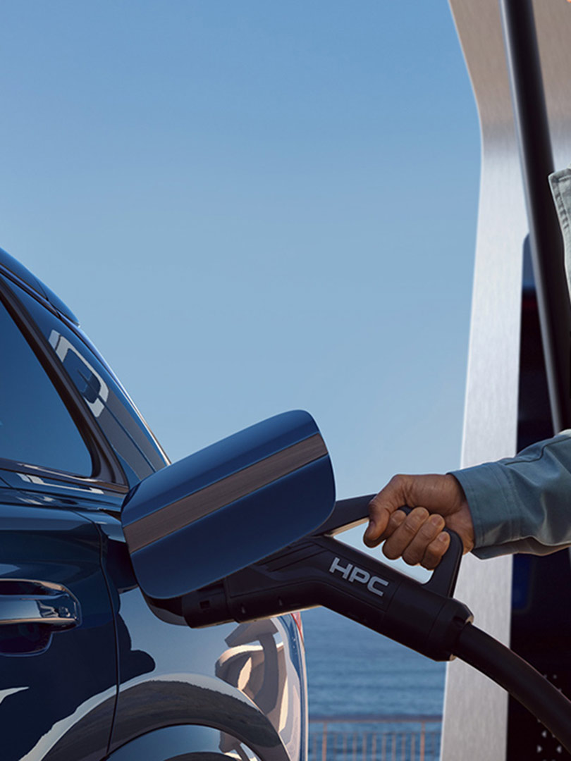 Foto del sistema Plug & Charge del SUV eléctrico Audi Q6 e-tron. 