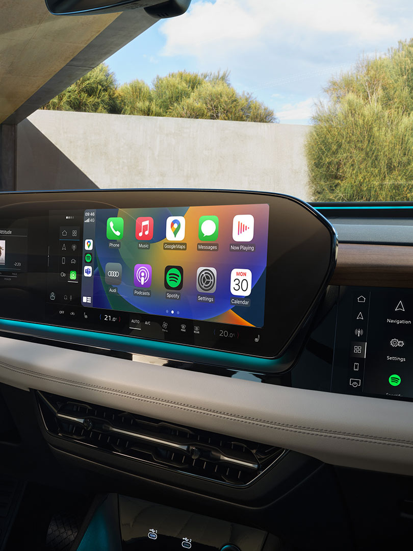 Foto de las pantallas interiores del SUV eléctrico Audi Q6 e-tron. 