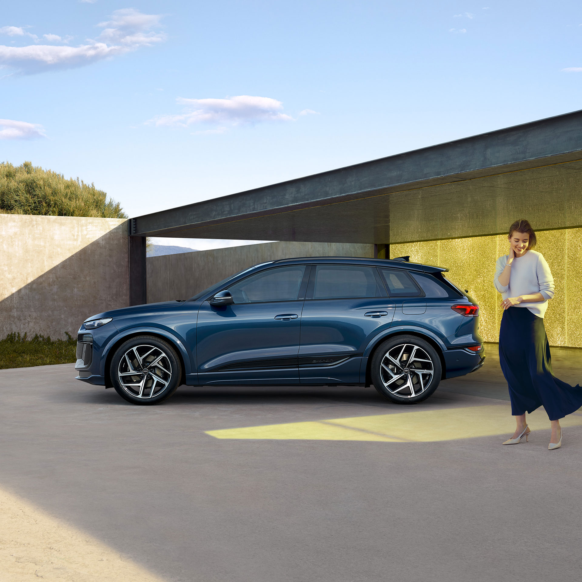 Foto del lateral del Audi Q6 e-tron. 
