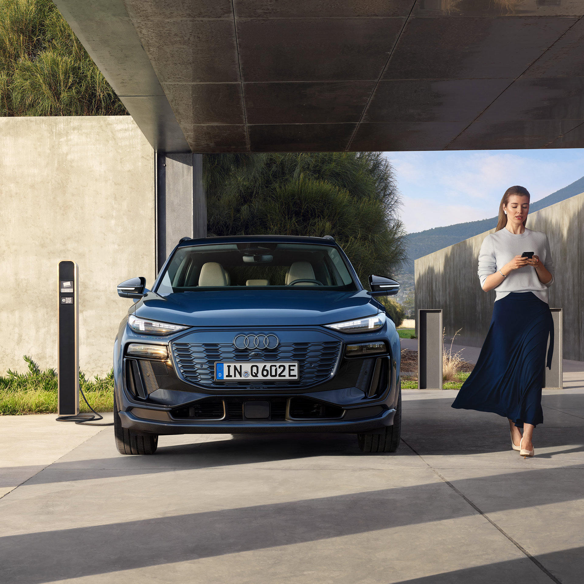 Foto del frontal del Audi Q6 e-tron. 