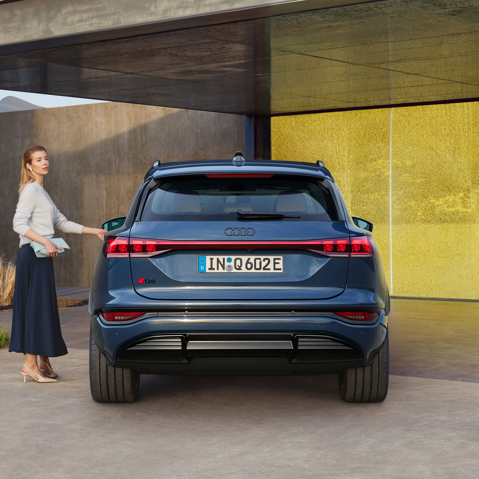Foto de la parte trasera del Audi Q6 e-tron. 