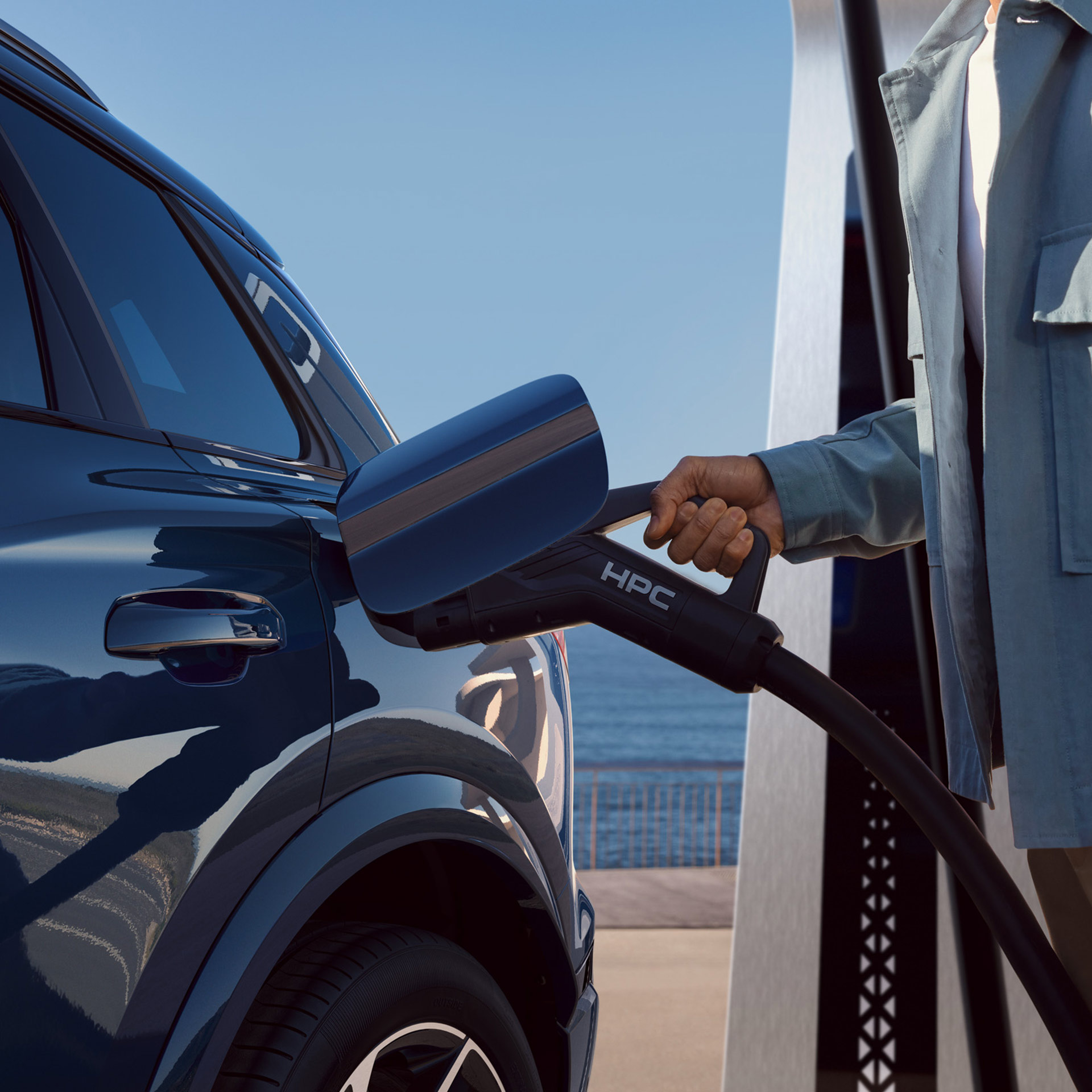 Foto de la carga del SUV eléctrico Audi Q6 e-tron. 